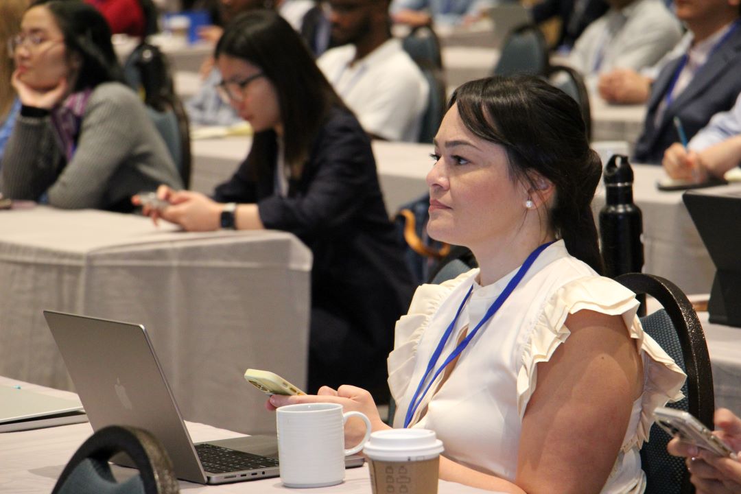 Woman_listening_to_speaker_1080